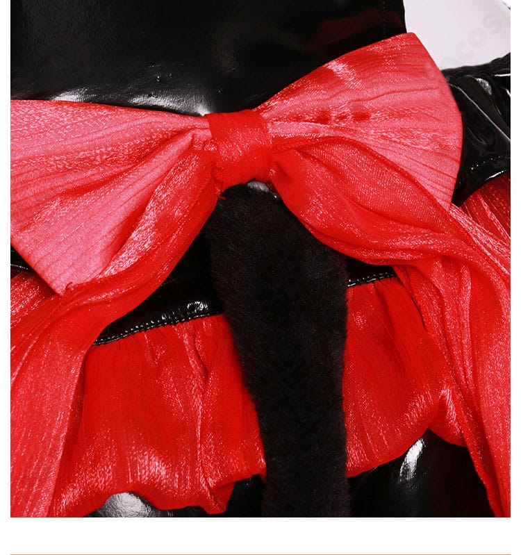 背面の蝶モチーフ装飾クローズアップ。華やかなアクセントで世界観を演出。