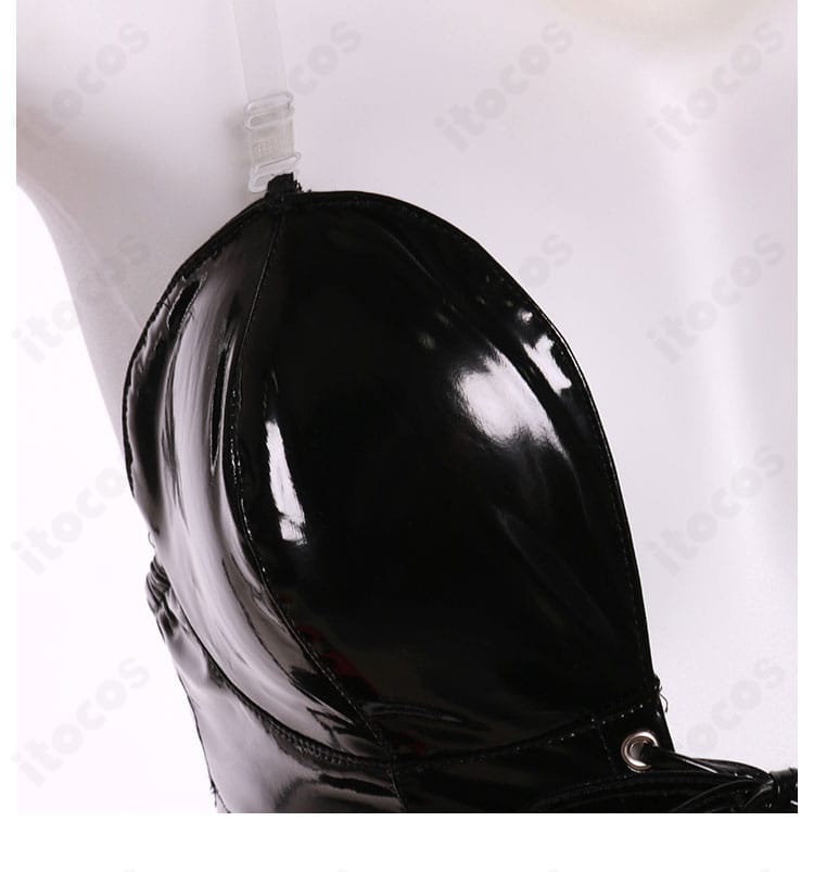 猫耳コスプレ衣装の装飾刺繍のアップ。ゴシックテイストの細かな装飾が映えるディテール。