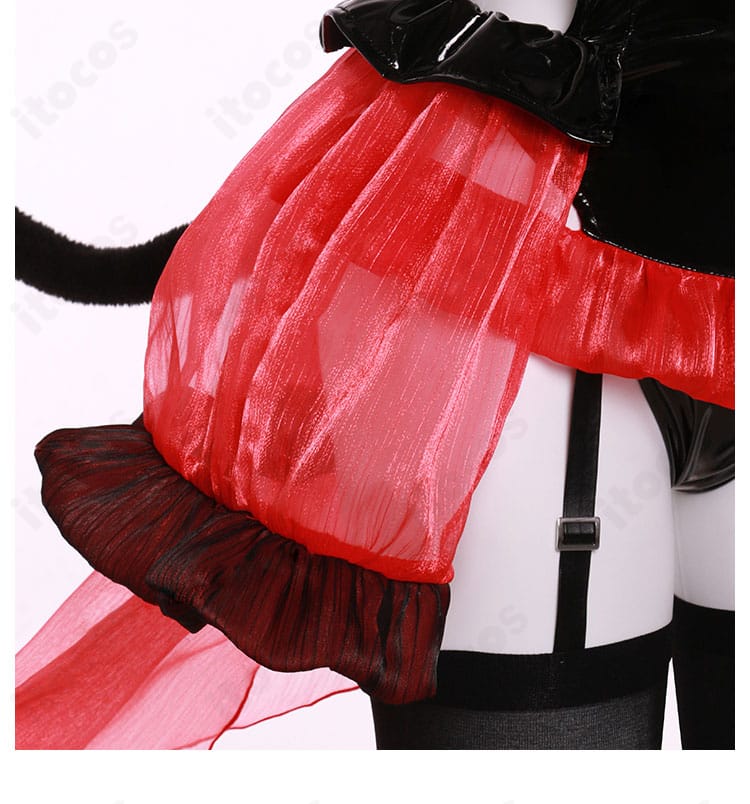 スカート部分の装飾ディテール。縁取りとフレアのラインが美しいデザインを強調。