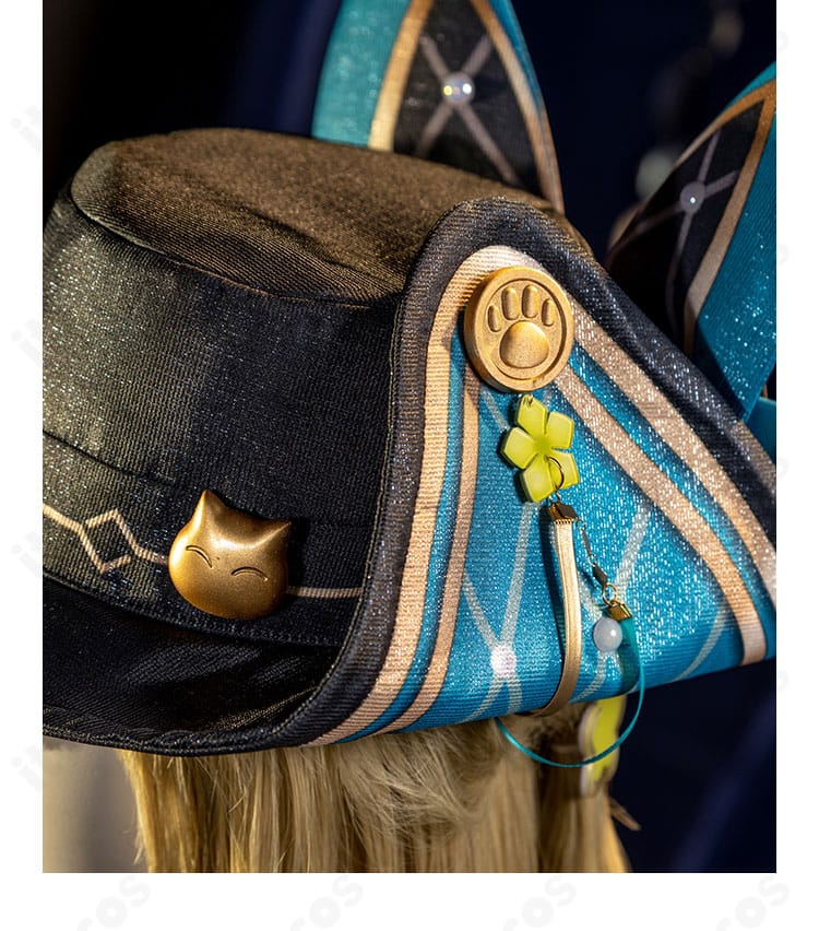 帽子側面の装飾アップ。立体的なモチーフで横顔の印象を強化。