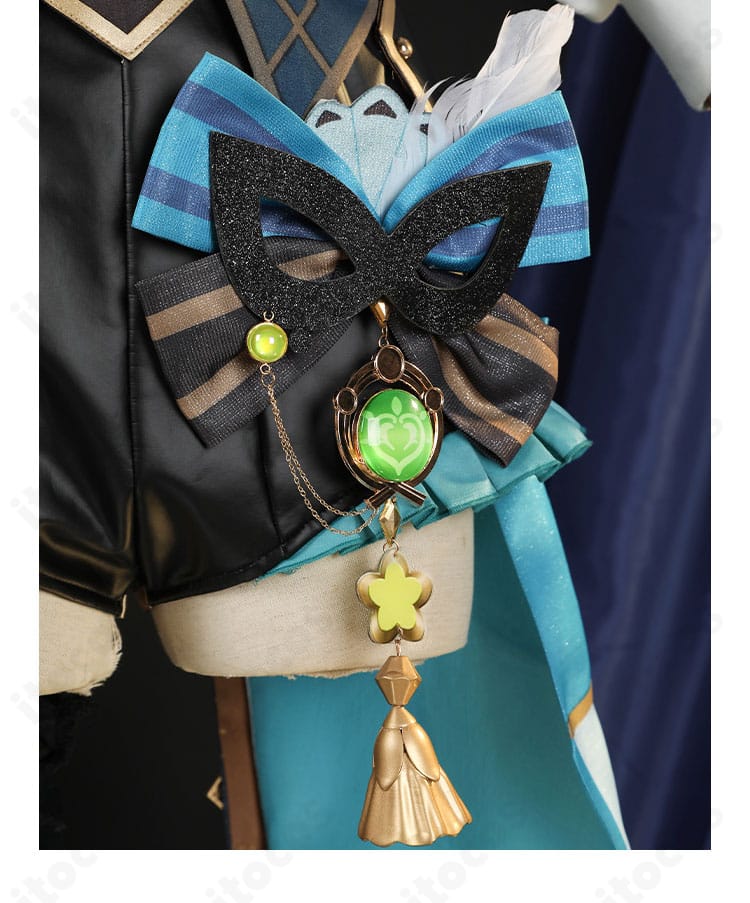 腰飾りの蝶モチーフ詳細。可憐な蝶の意匠が華やかさを加える。