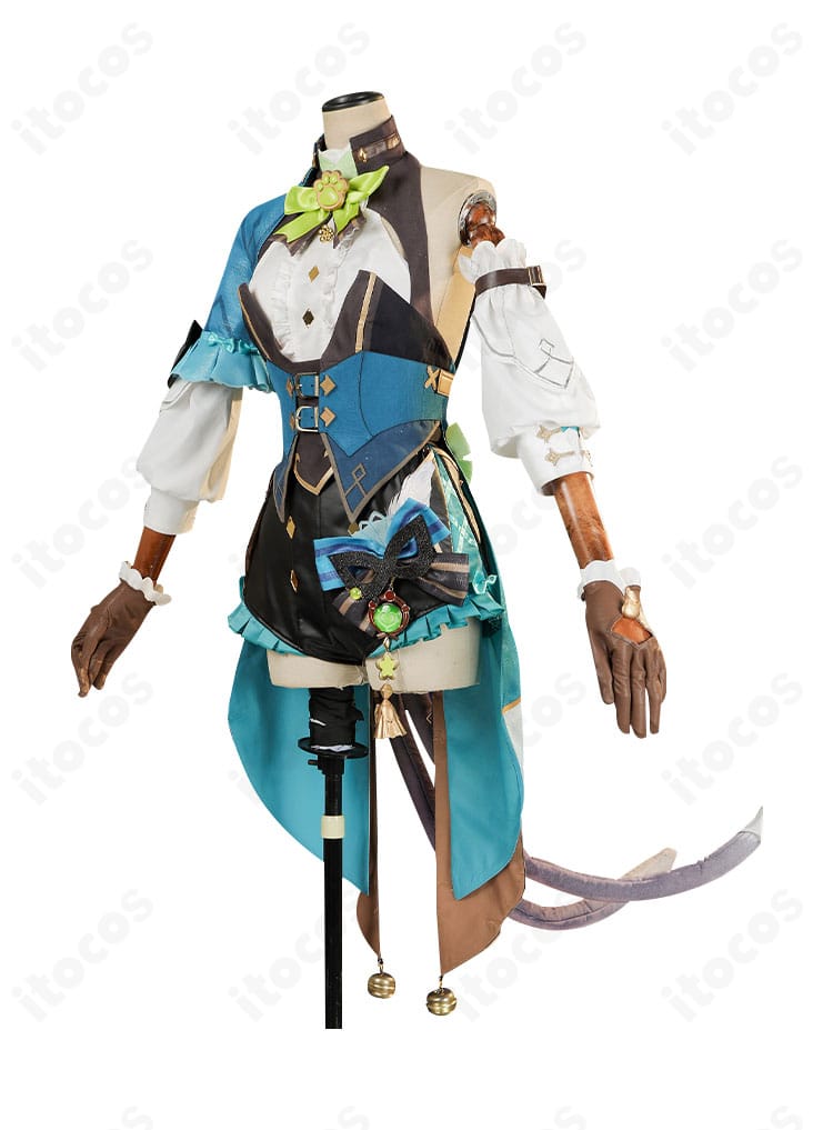 綺良々コスプレ衣装の側面。袖飾りや腰帯の装飾、シルエットの立体感が分かる角度。