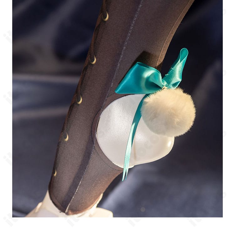 レッグアクセサリーの近接。脚線を美しく見せる配置と固定感。