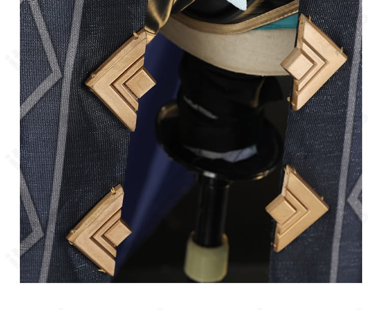 裾部分の装飾ディテール。縁取りとパターンでシルエットを引き締める。