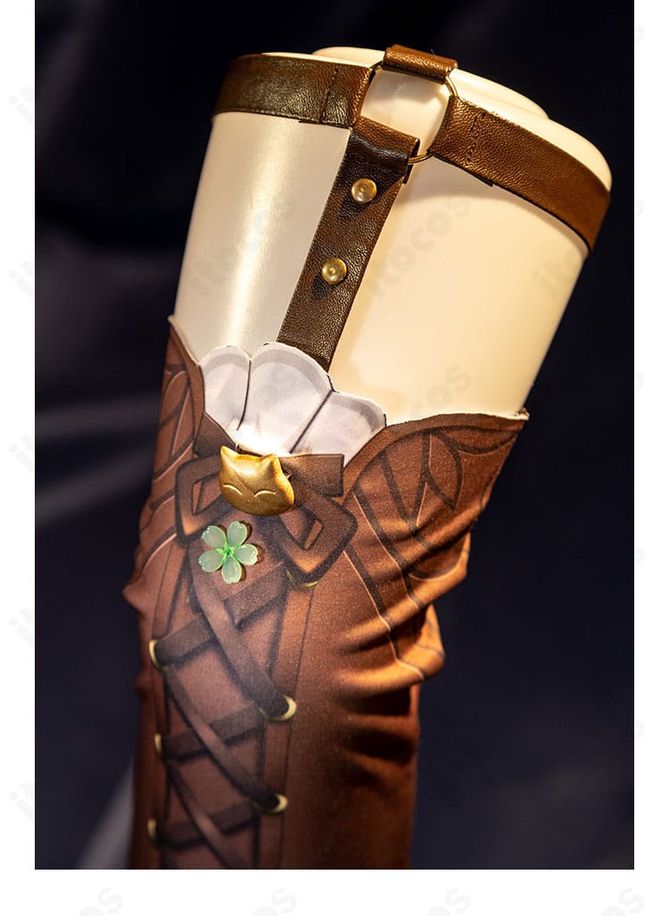 靴に合わせた装飾パーツの詳細。衣装全体との統一感を高める意匠設計。