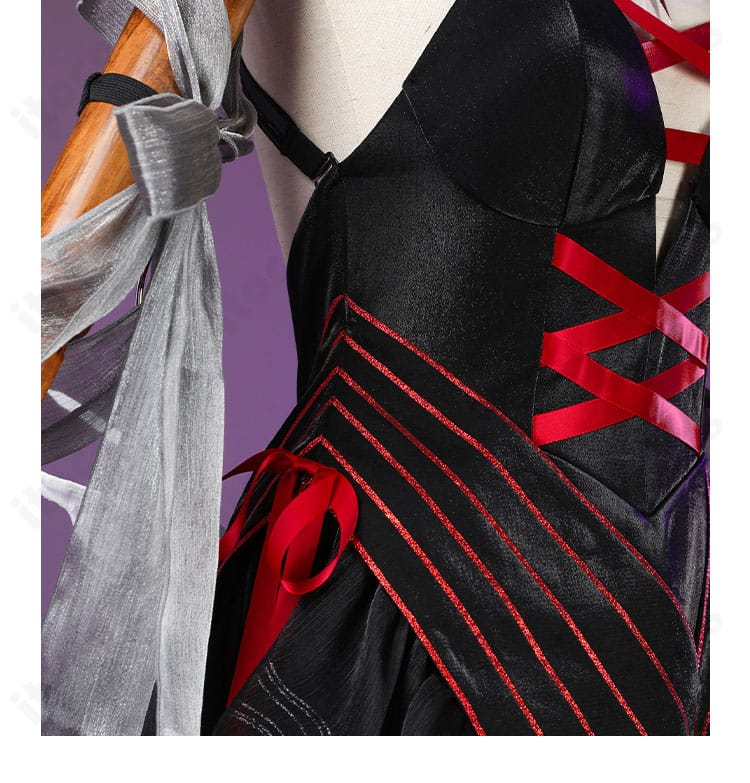 腰周りの装飾ディテール。刺繍モチーフとチェーンの取り付け、オーバースカートの重なりを拡大表示