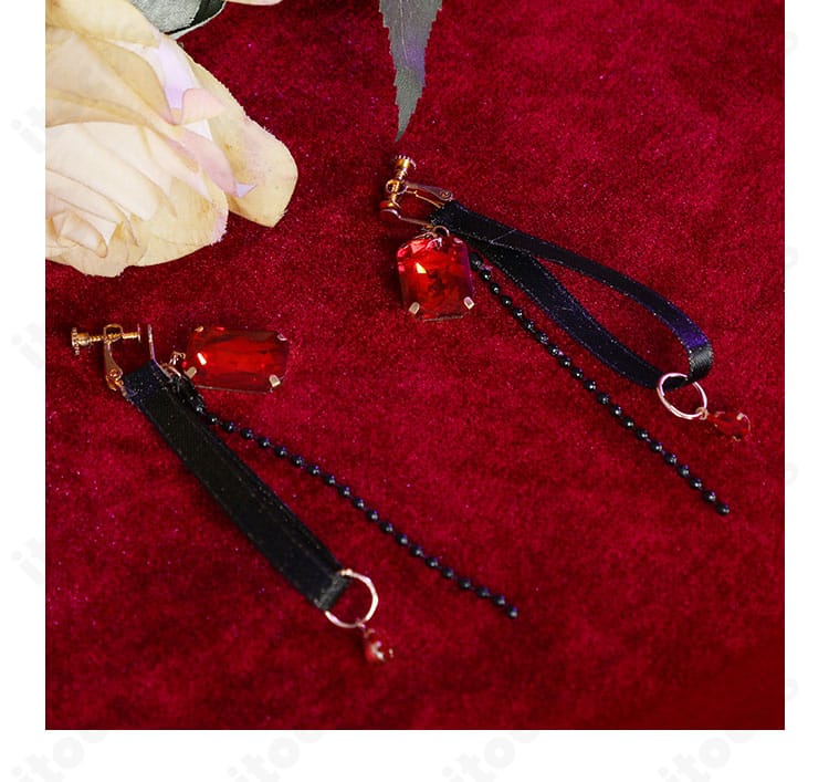 デレーヤのイヤリング詳細。華やかな意匠と質感、顔周りでの映え方を示すクローズアップ