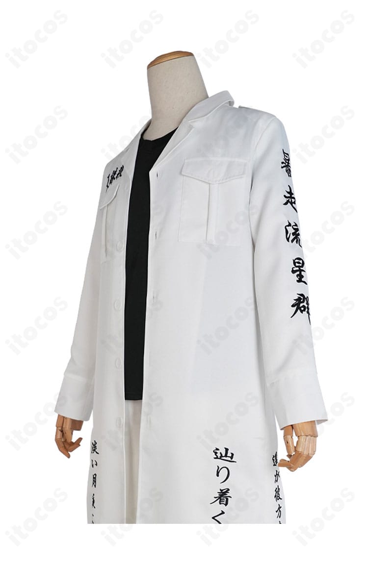 東京卍リベンジャーズ 今牛若狭 白豹特攻服 側面。袖の文字刺繍とコートの直線的ライン、装飾の質感が分かるアップ。