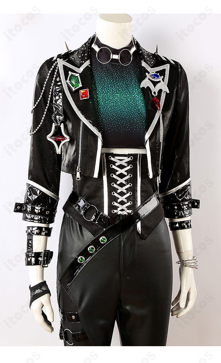 逆先夏目 コスプレ衣装の装飾アップ。胸元刺繍と金属風パーツ、コルセットベルトの質感を詳細に撮影。