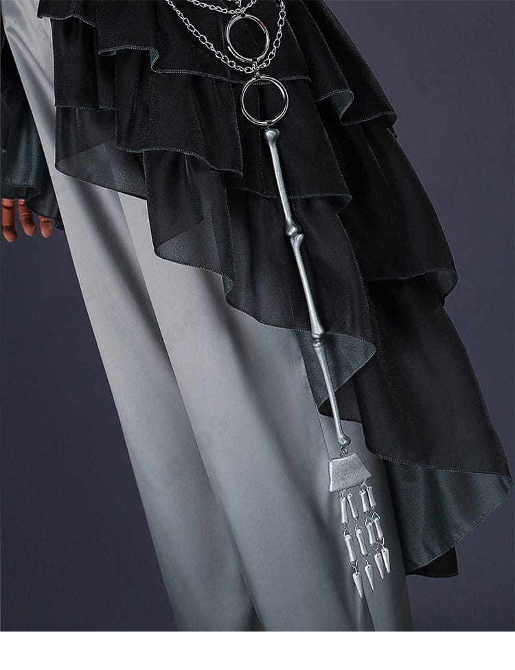 パンツサイド装飾のアップ。サイドラインと装飾パーツの配置でステージ映えするデザインを強調。