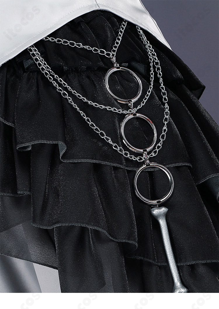 腰部装飾の接写。ベルトとチェーン、ストラップの重なりが分かる神代類の再現ポイント。