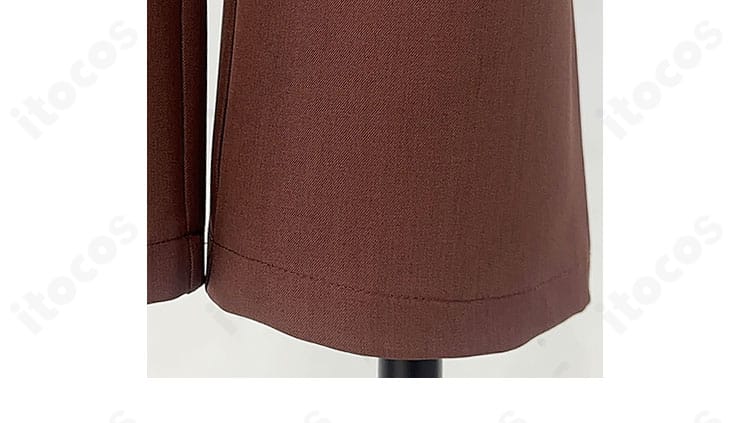 外套襟のクローズアップ。襟端の形状とステッチワークの精緻さ。