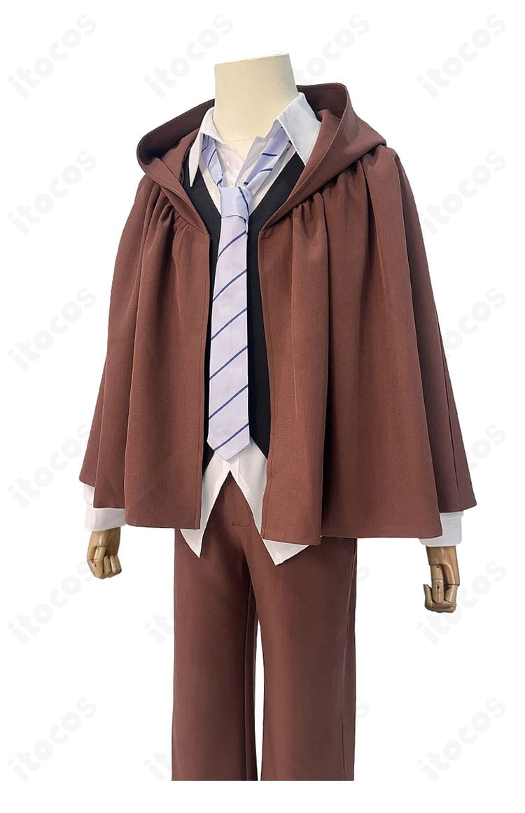 江戸川 乱歩 探偵衣装の側面。マントのドレープとパンツのストレートラインを確認。