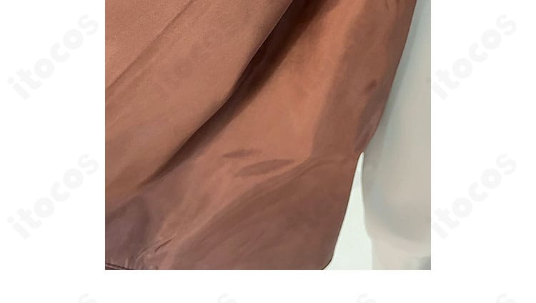 肩・袖の装飾ディテール。丁寧な縫製とエッジの収まりを提示。