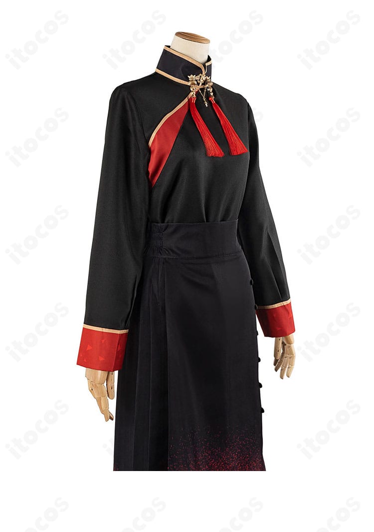 星街すいせい 東洋風スーツ衣装の襟元アップ。襟飾りの形状と留め具の仕様が分かる