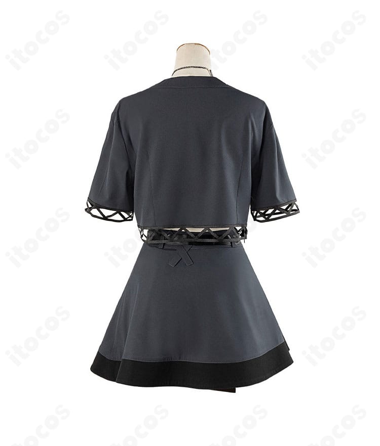 内部衣装の背面ディテール。背中側の縫製と生地の落ち感を確認できる。