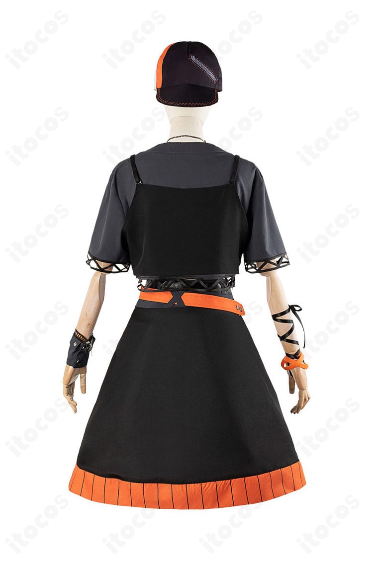 背面全体。後ろベルトとスカートの広がり、背面デザインの統一感を確認できる。