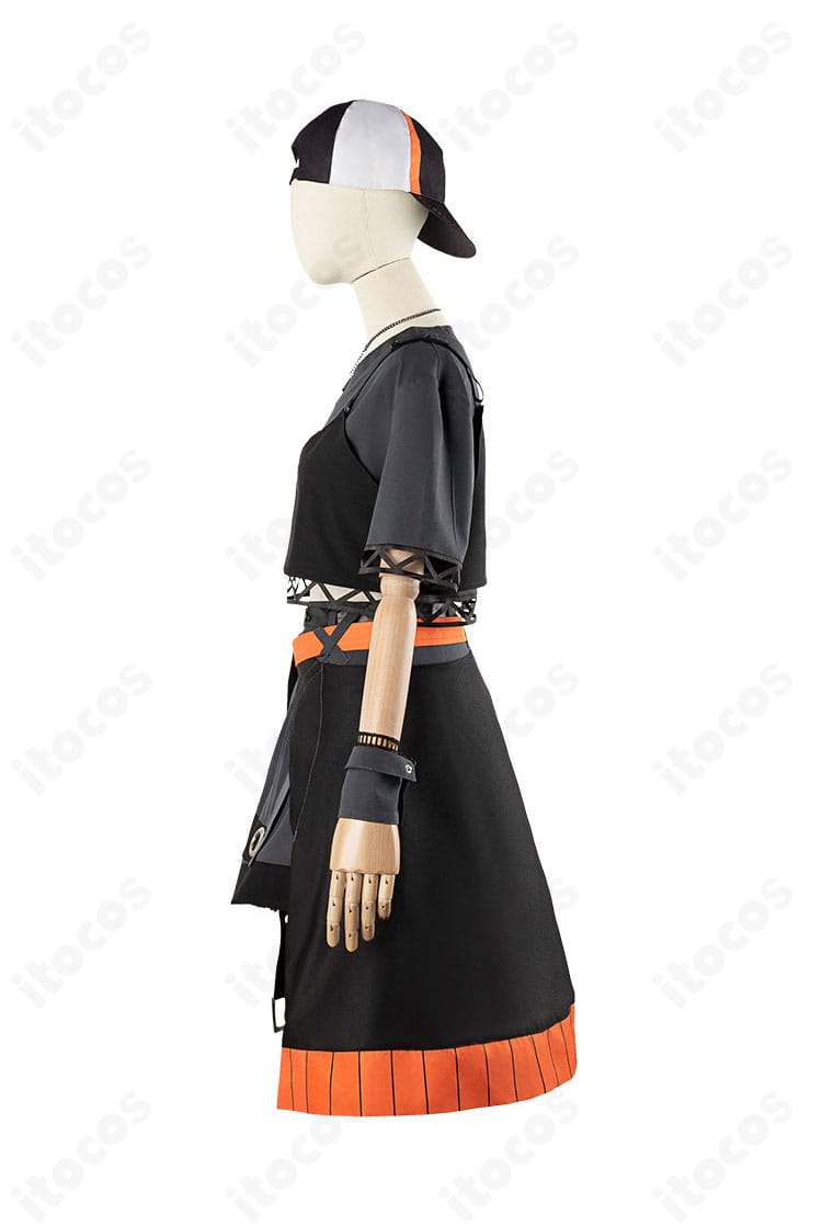 左肩からスカートにかけての装飾ディテール。生地の重なりとライン取りが分かる拡大画像。