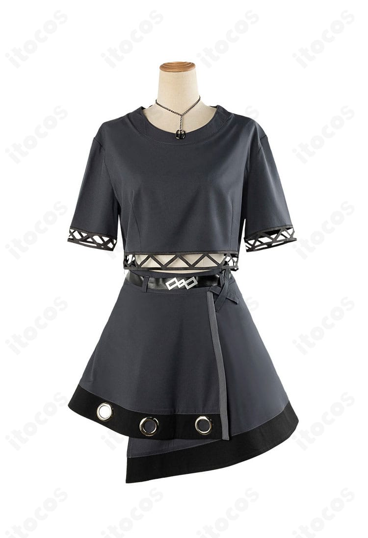 内部衣装（キャミソール）前面ディテール。胸元の切り替えと可愛い印象づくりのデザインを強調。