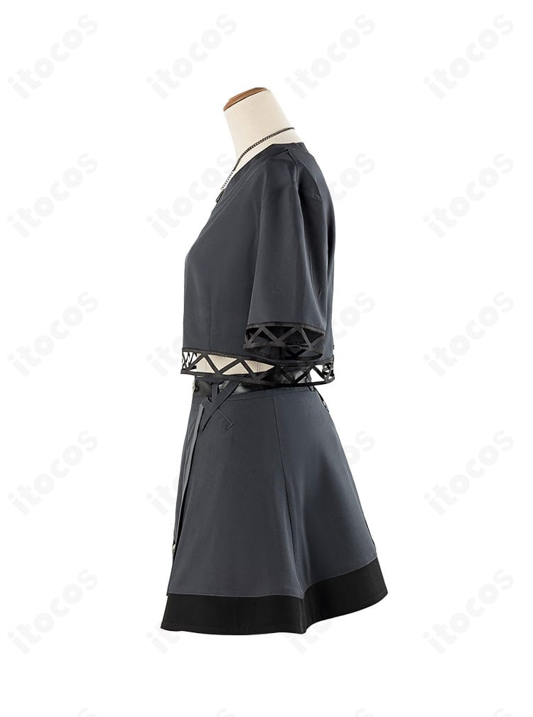 内部衣装左側ディテール。縫い合わせと装飾の配置が分かる近接ショット。