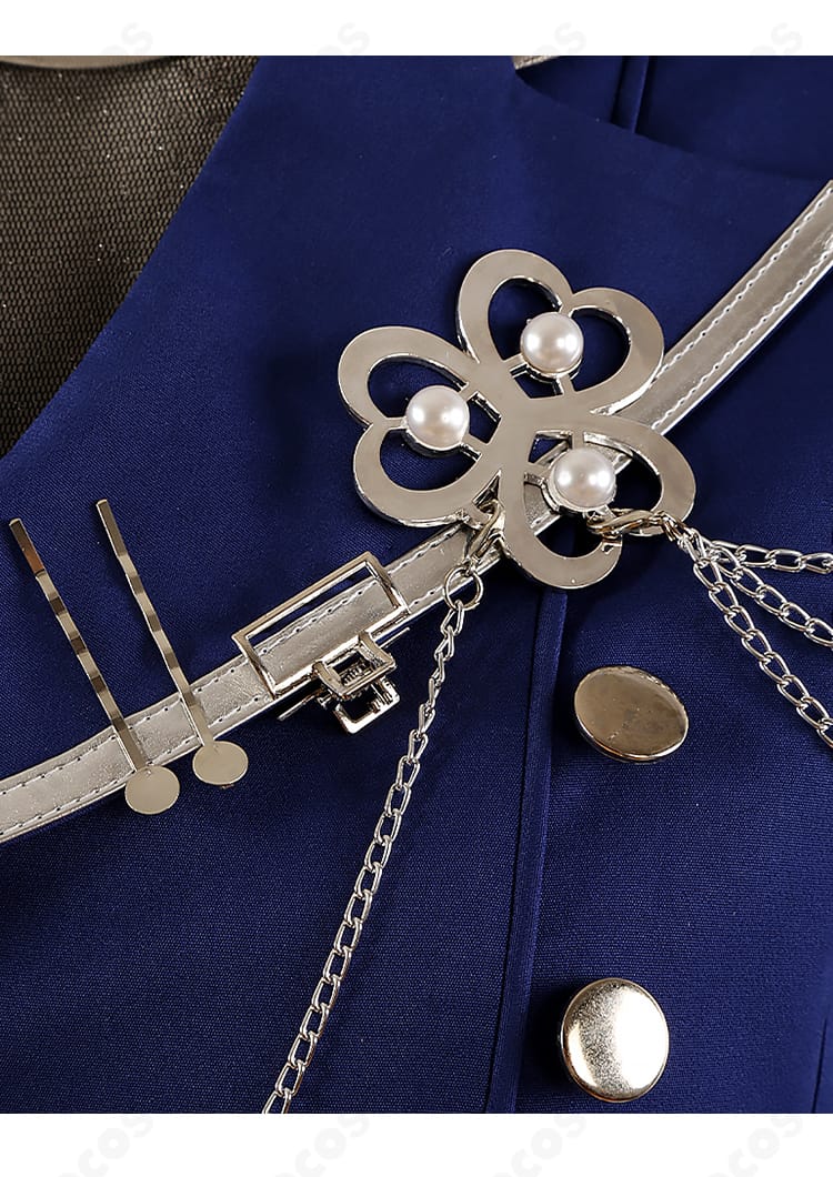 KAITOコスプレ衣装の襟元ディテール。細かな刺繍と装飾パーツ、配色の切り替えが分かるクローズアップ。