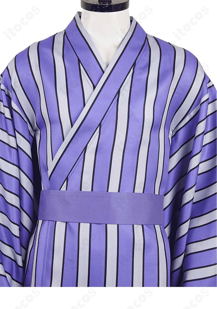 浴衣の襟元クローズアップ。端正な縫製と装飾ステッチが映える精緻な仕上がり。