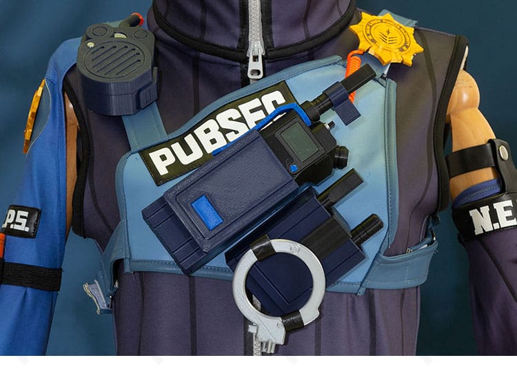 セス・ローウェル衣装 トップス装飾のクローズアップ。刺繍とエンブレムの質感が分かる。