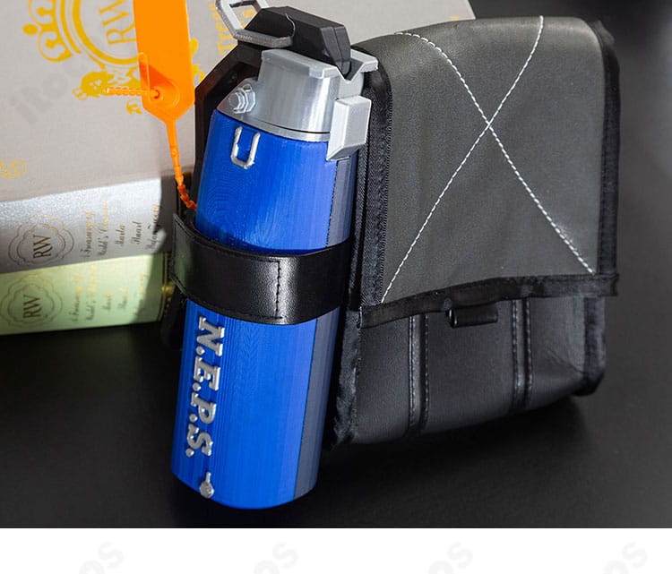 セス・ローウェル衣装 腰部小型ポーチのディテール。収納パーツと縫製の様子。