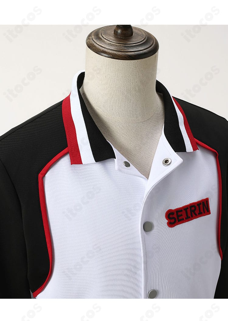 誠凛高校ジャージの襟元ディテール。刺繍ロゴと配色の仕上がりがわかるクローズアップ。