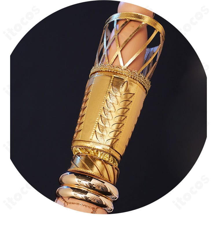 手首飾りの装飾クローズアップ。ブレスレットと手飾りの質感と意匠を示す。