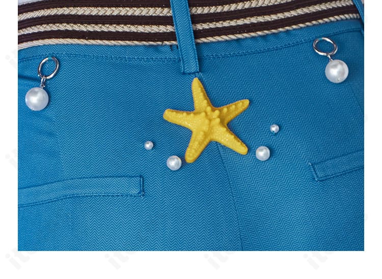 ショートパンツ背面の装飾ディテール。ステッチと装飾パーツの配置を確認できる。