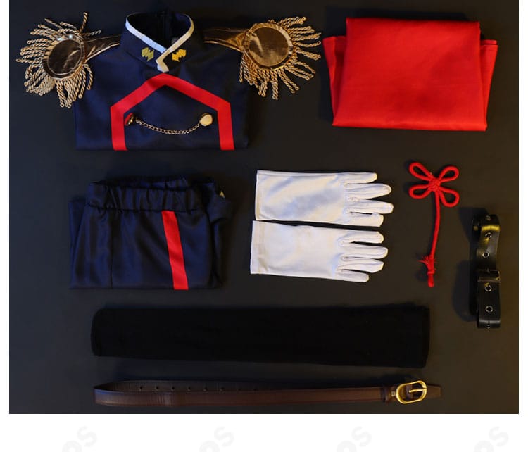 山城 恋 コスプレ衣装・セット一式。マント、上着、ショートパンツ、手袋、靴下、ベルト、髪飾り、チョーカーを並べた構成。