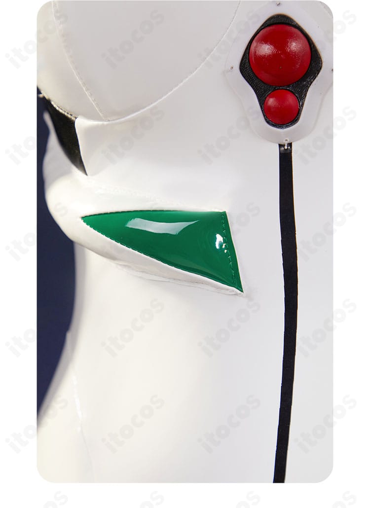 前胸ディテール：胸部パネルと装飾の質感、ステッチの精密さを示す綾波レイ プラグスーツ衣装のクローズアップ