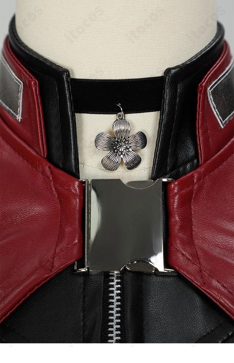 エアリス衣装の襟元ディテール。ネックレスとのバランスと縫い端の始末を強調。