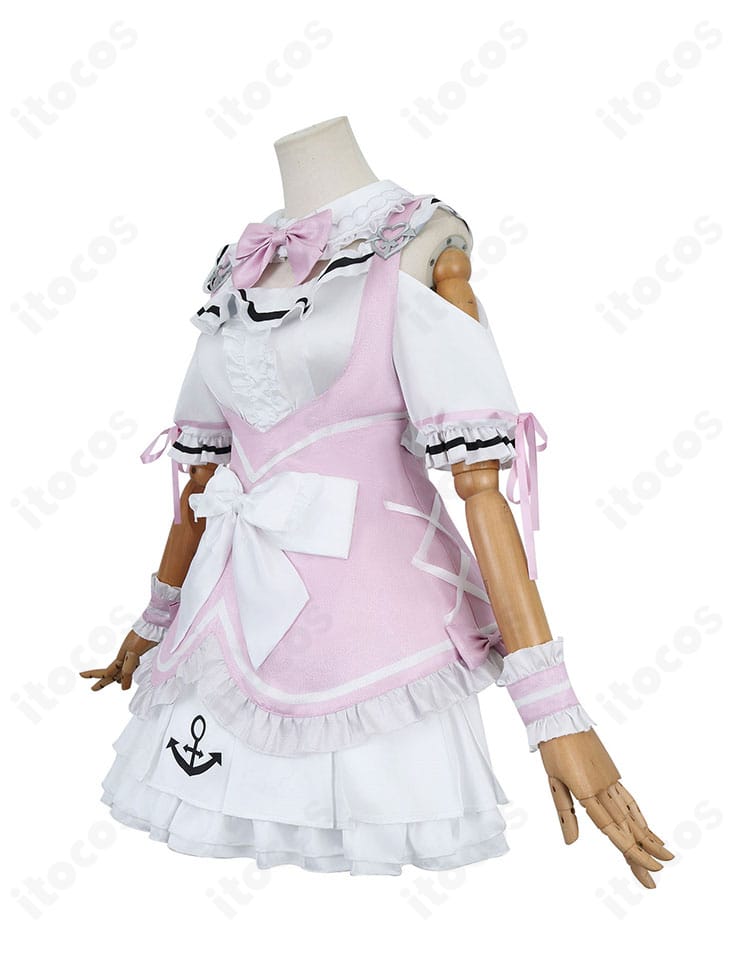 湊あくあ ピンクメイド衣装の側面。サロペットスカートのラインとボリューム感を確認