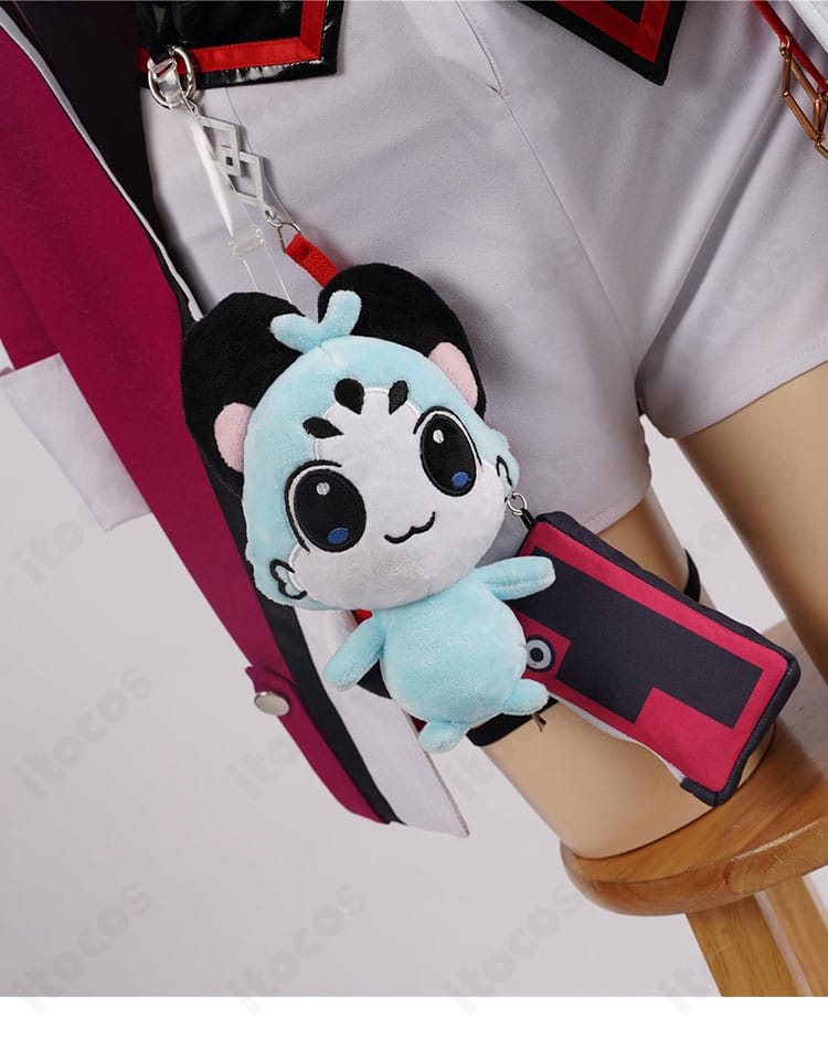 腰右側アクセサリーのクローズアップ。チャームの形状と取り付け金具の仕様