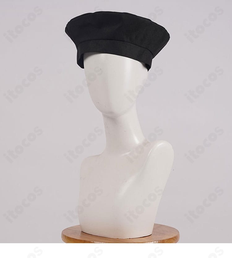 帽子の詳細。クラウンとブリムの形状、装飾パーツの配置を示すアップ