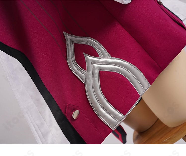 裾まわりの装飾アップ。パイピングと切り替えのラインを強調したディテール