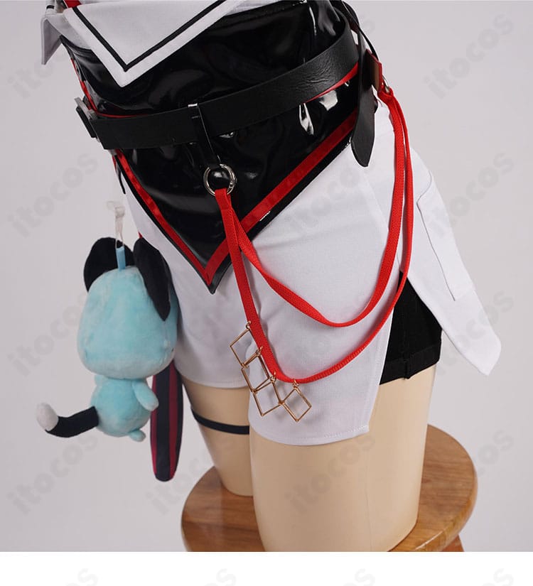 腰側面装飾の詳細。パネルの重なりとサイドラインの立体構成