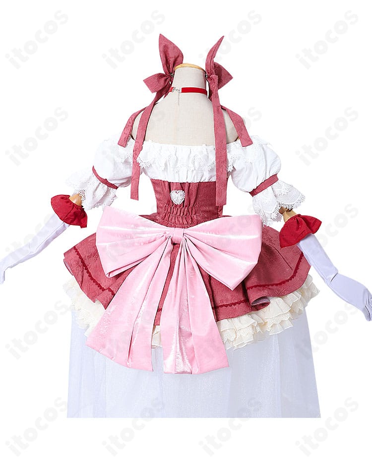 ドレス背面の大きな蝶結びと背中のラインを強調した後ろ姿。リボンのボリュームと結び目の形状が確認できる。