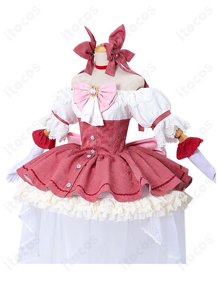 新衣装ドレスの側面全身ショット。オーバースカートのレイヤーとウエストラインが強調されたシルエット。