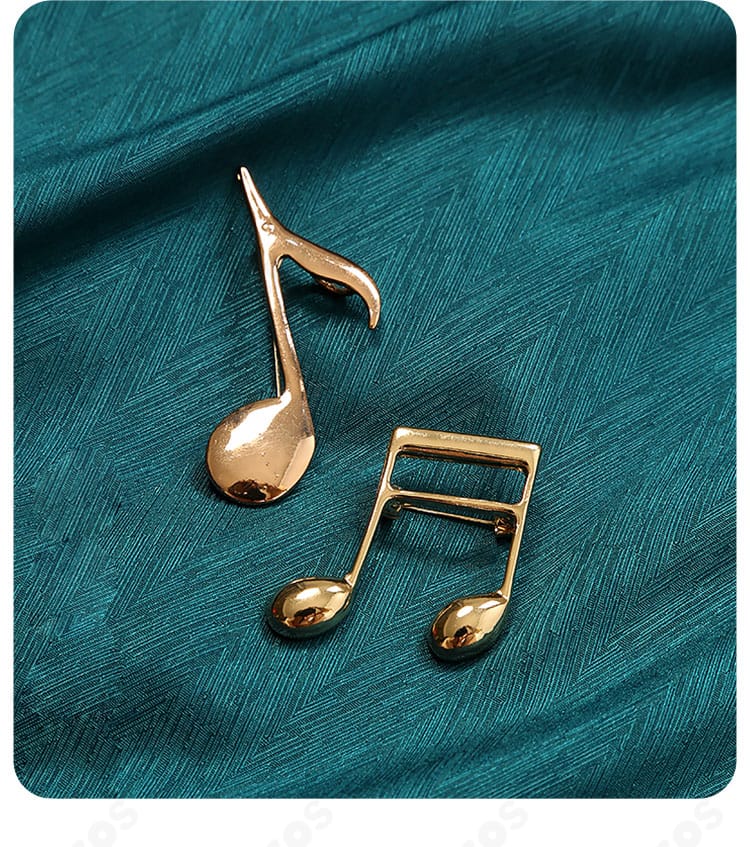 初音ミク コスプレ衣装の胸元アクセサリー詳細。胸飾りとネクタイのバランスを確認できる