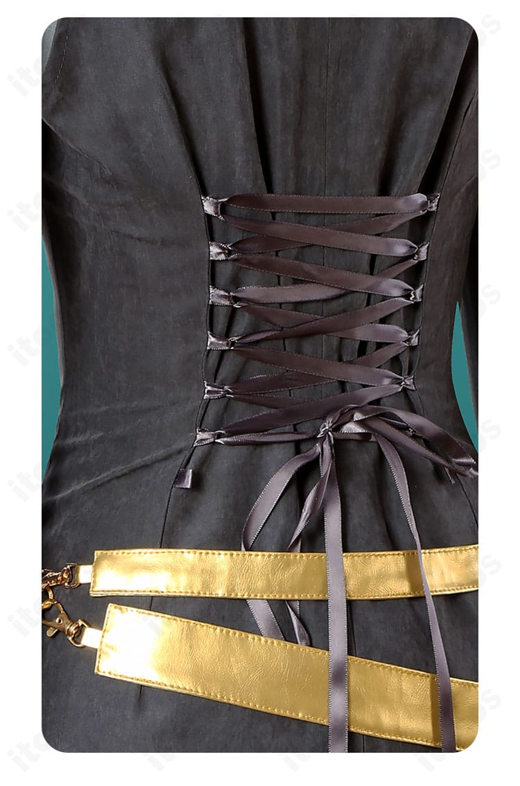 エンジョイ！大阪2024 初音ミク コスプレ衣装の背面ディテール。コート後ろ姿とベルトの見え方を強調