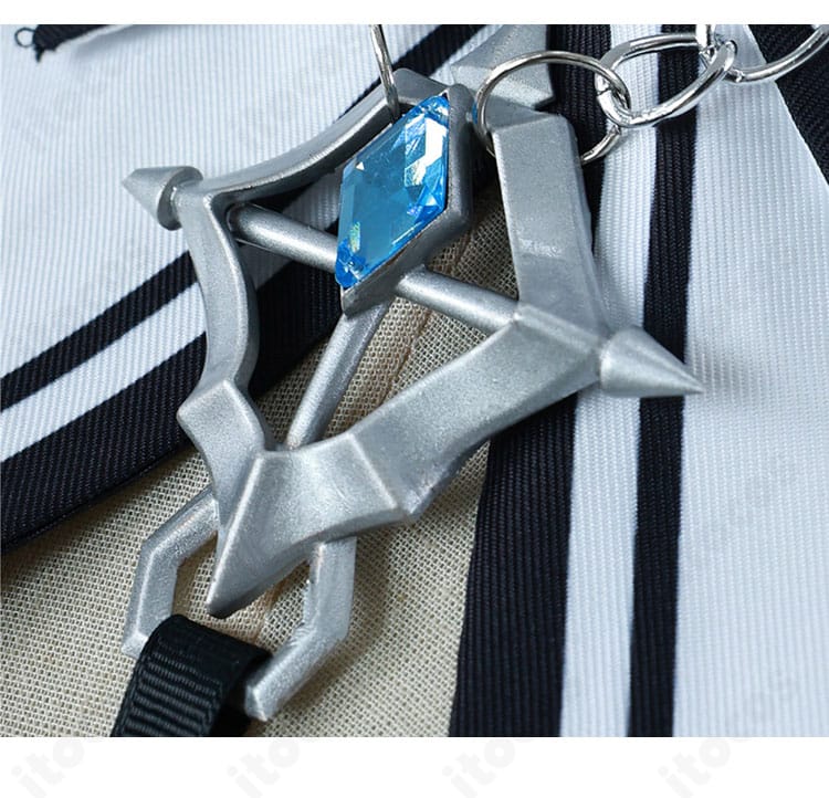 コスプレ衣装の領口アップ。つけ襟と装飾パーツの質感・縫製ディテール