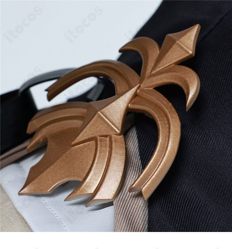 腰部分の装飾クローズアップ。ベルトと腰飾りの質感・金具ディテール