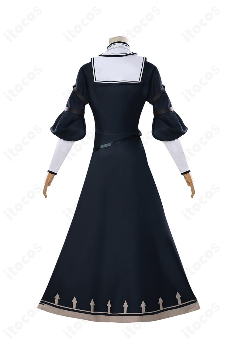 シスター×黒騎士風コスプレ衣装の背面全体。マント調シルエットとバックベルトのディテールが見える角度