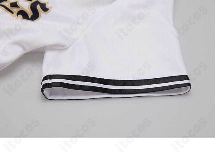 ロゴ風字母模様の装飾ディテール（白銀ノエル コラボ衣装）