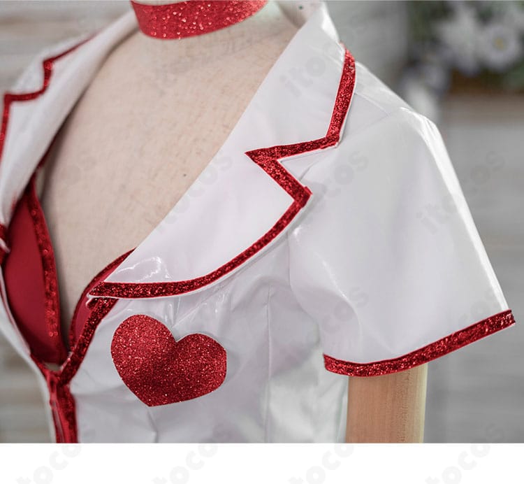 ナース服の衣領ディテール。ステッチの整い具合と生地のハリで再現度を高めた部分アップ。