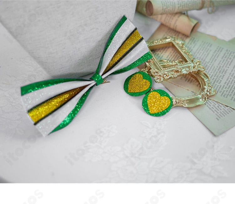 髪飾りのディテール。チアコーデに合わせたヘッドアクセの形状と質感が伝わるアップショット。