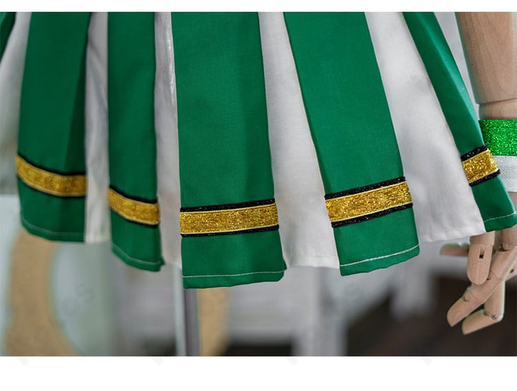 スカート装飾のクローズアップ。裾ラインの配色切替とステッチの仕上がりが見えるディテール写真。